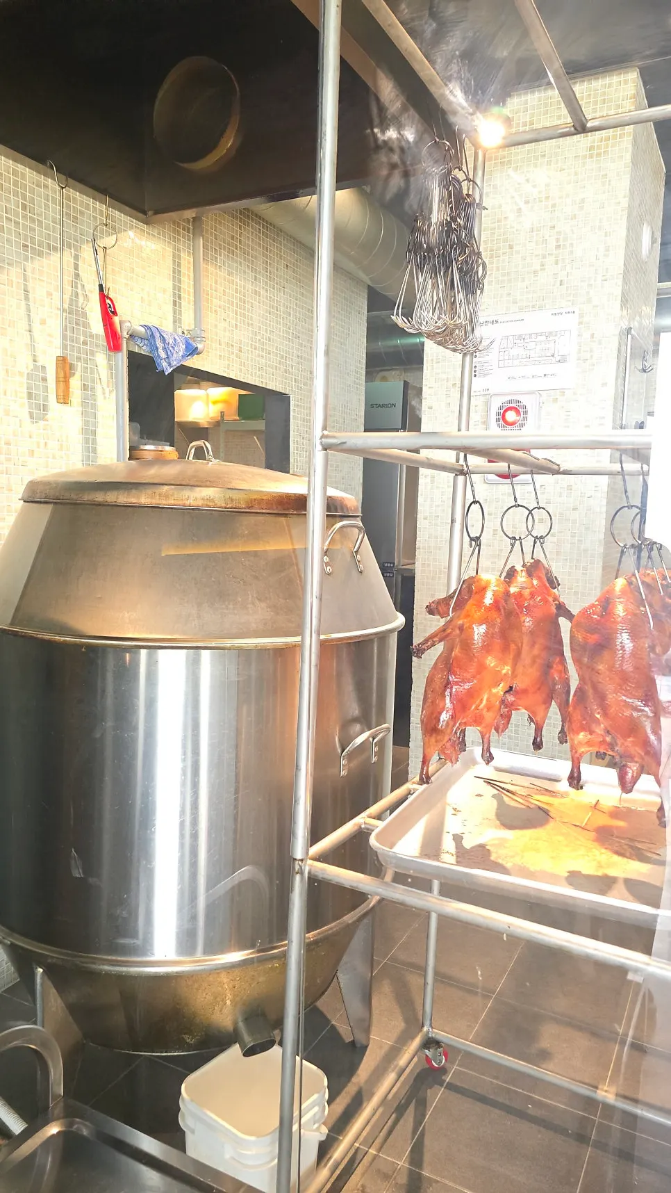 こんがりと焼き上がった北京ダックが吊るされた様子