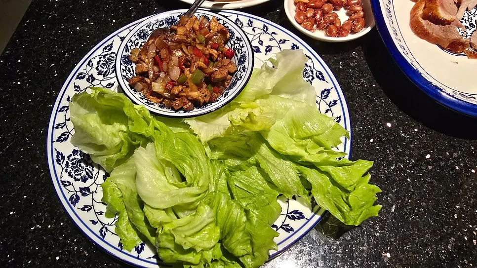 キャベツで包んで食べる北京ダックのキャベツ鴨包み