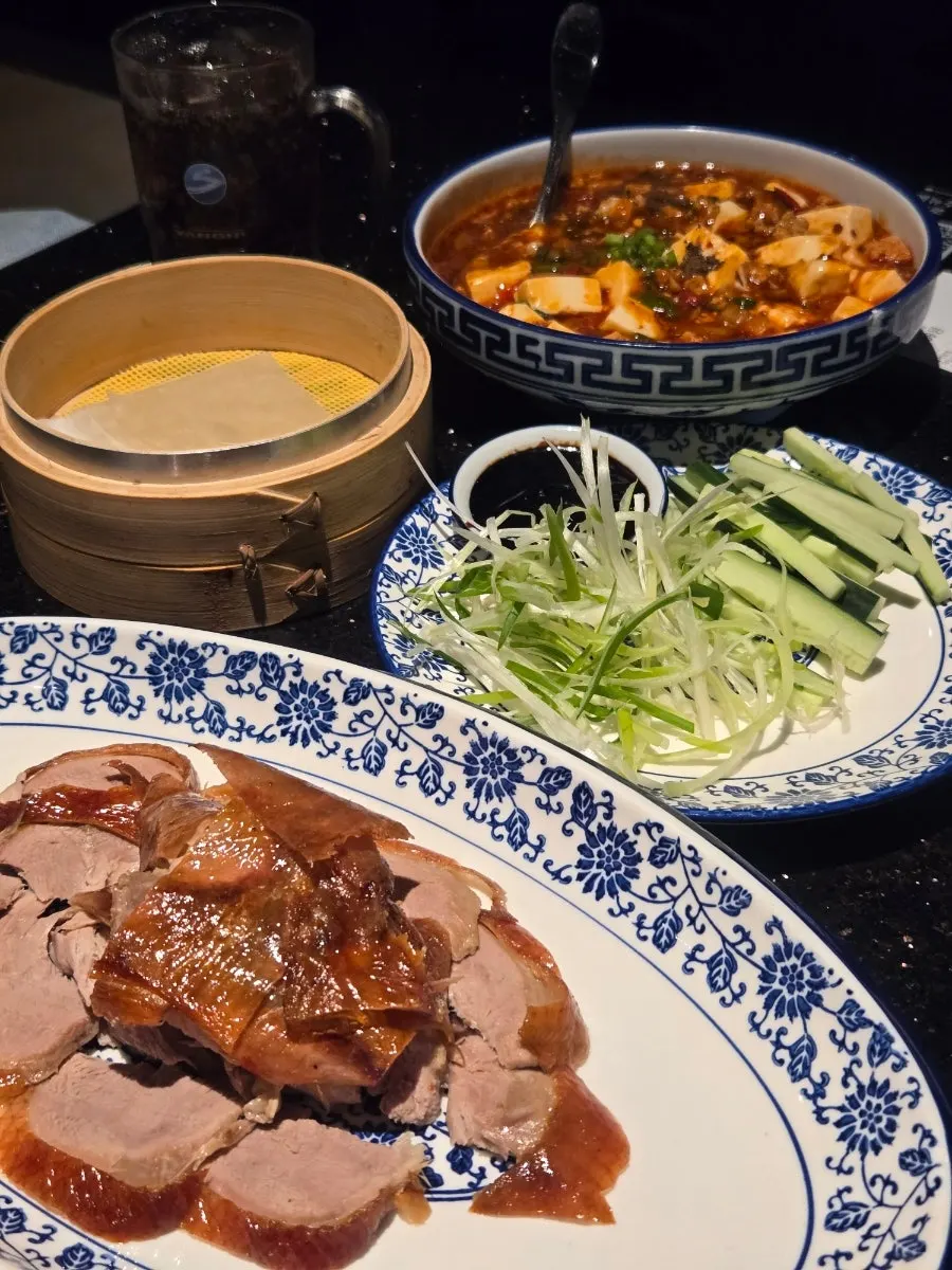 밀전병에 북경오리를 올려 싸는 모습