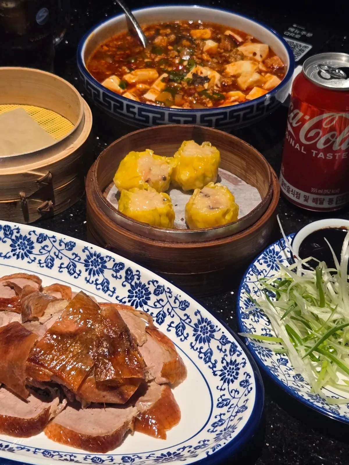북경오리와 마파두부, 딤섬이 함께 차려진 테이블