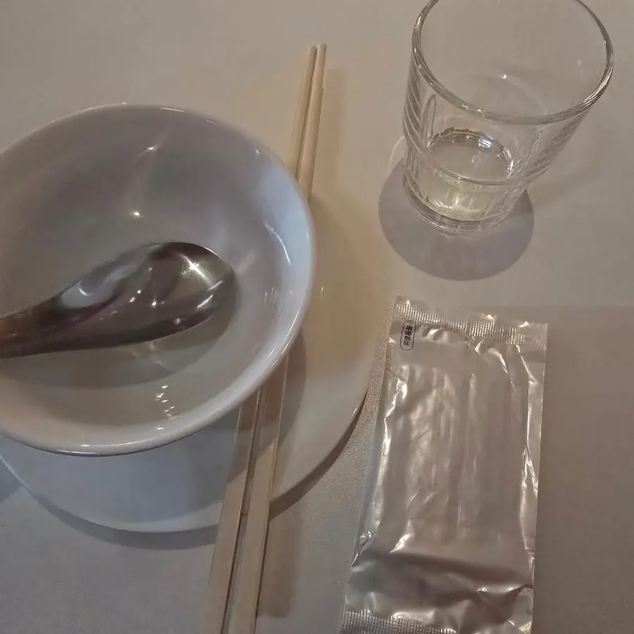 접시와 스푼, 젓가락이 놓인 기본 세팅