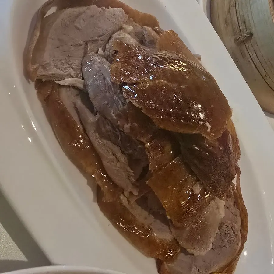 접시에 담긴 북경오리 슬라이스