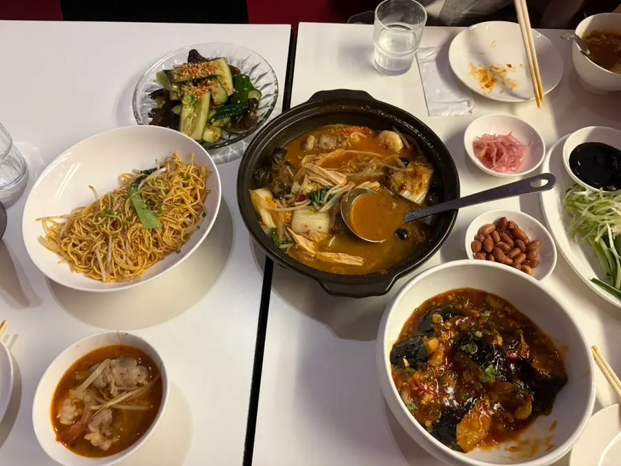 요리가 가득 차려진 테이블