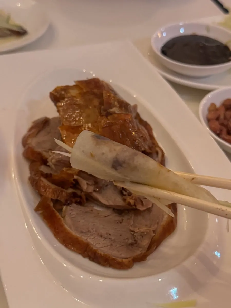 접시에 담긴 베이징덕 반 마리