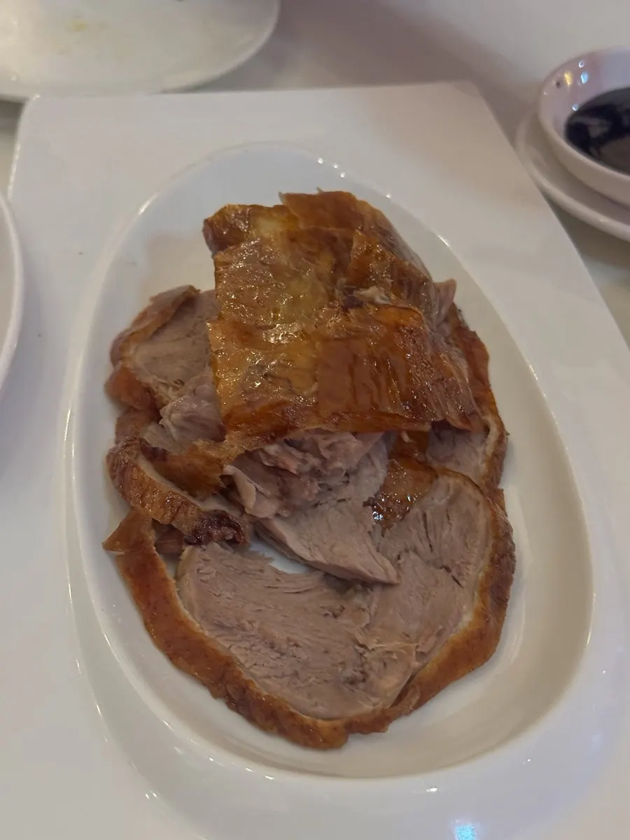 바삭한 껍질이 보이는 북경오리 한 점