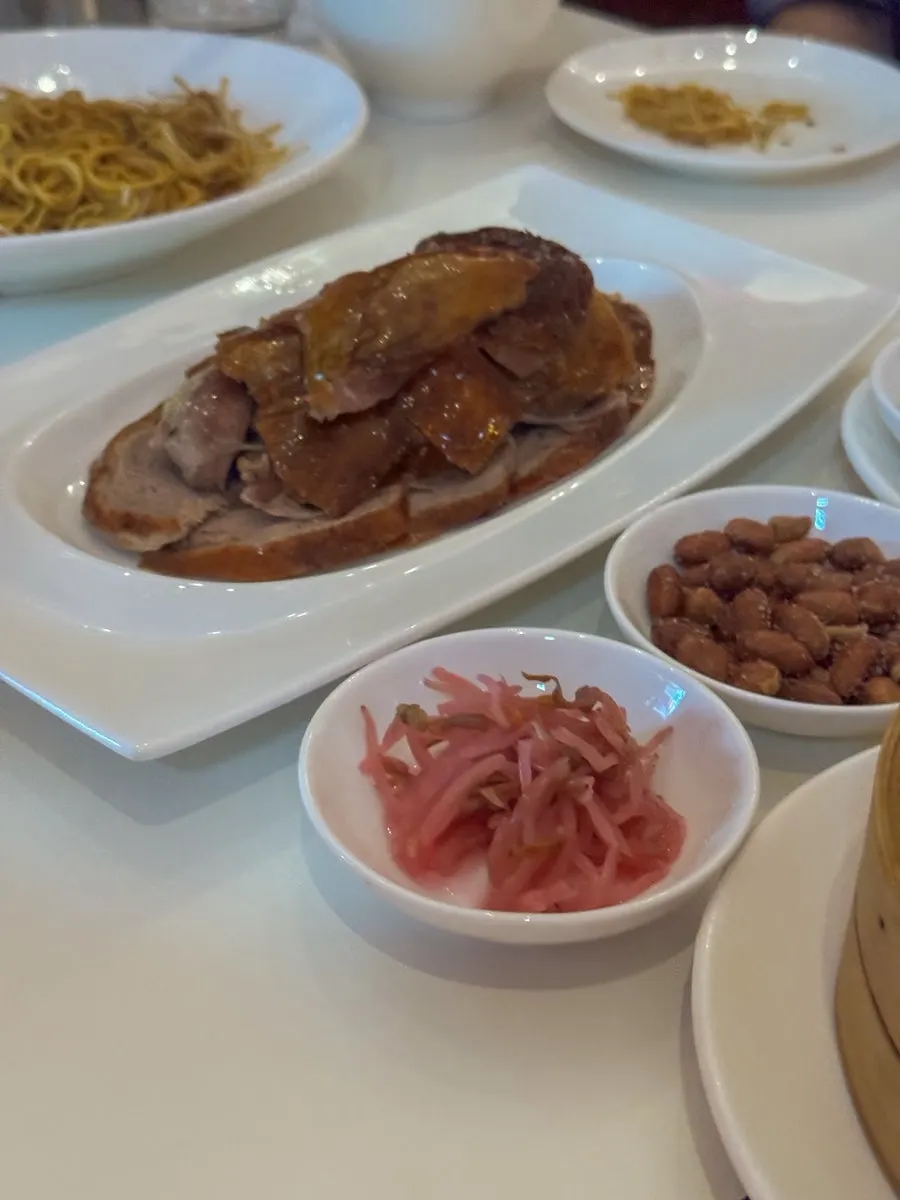 밀전병에 오리고기와 파채, 오이를 올린 모습