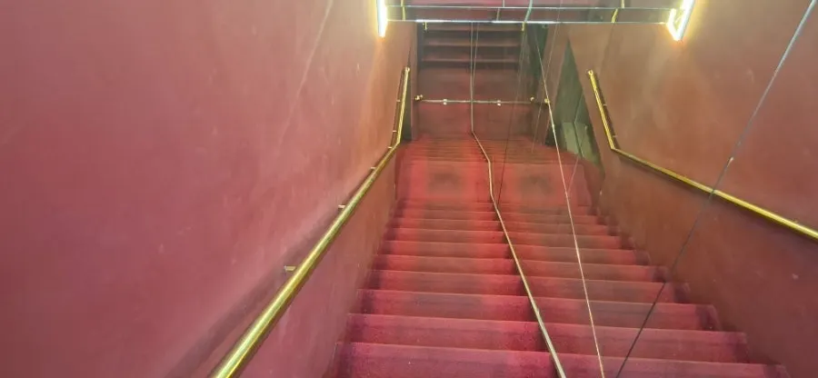 Entrance to Mirim Yangjang Seolleung Branch in the basement on Seolleung-ro 86-gil