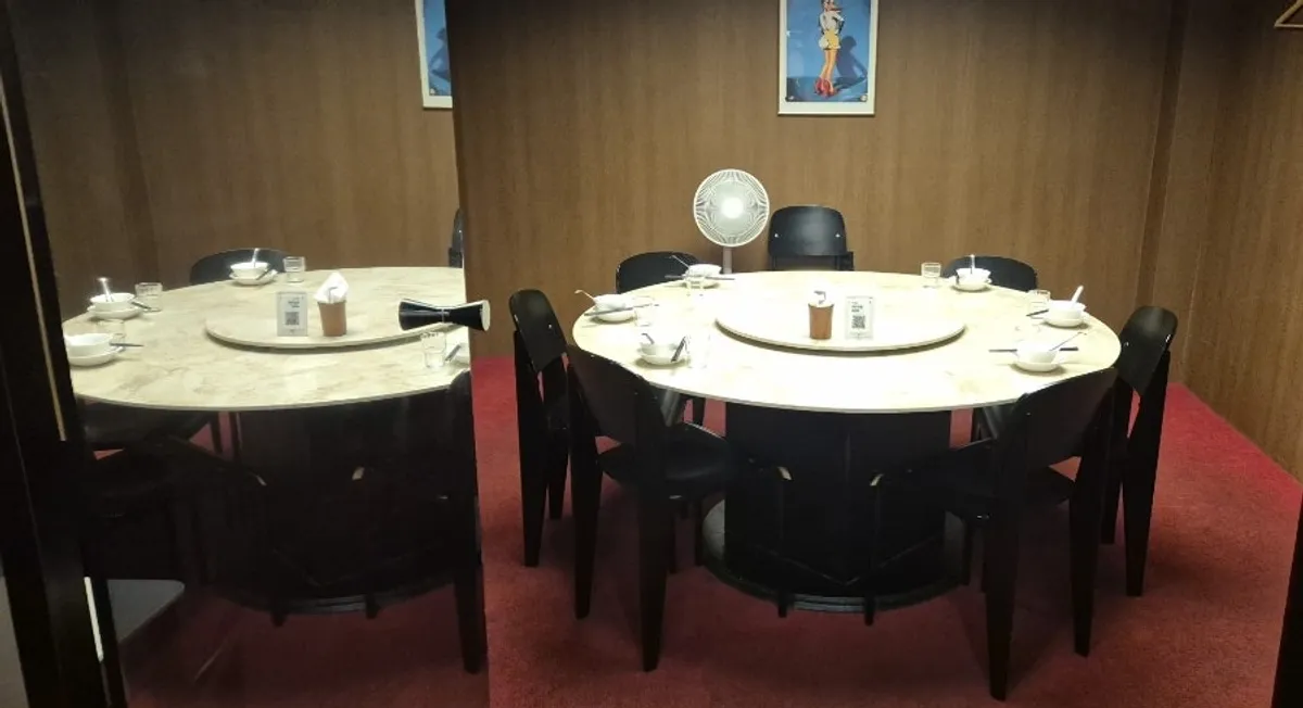 Neatly arranged hall seating at Mirim Yangjang Seolleung Branch