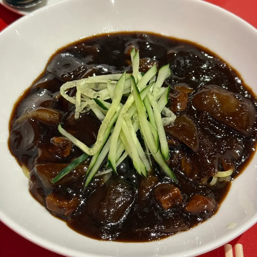 Two bowls of jjajangmyeon included in the set
