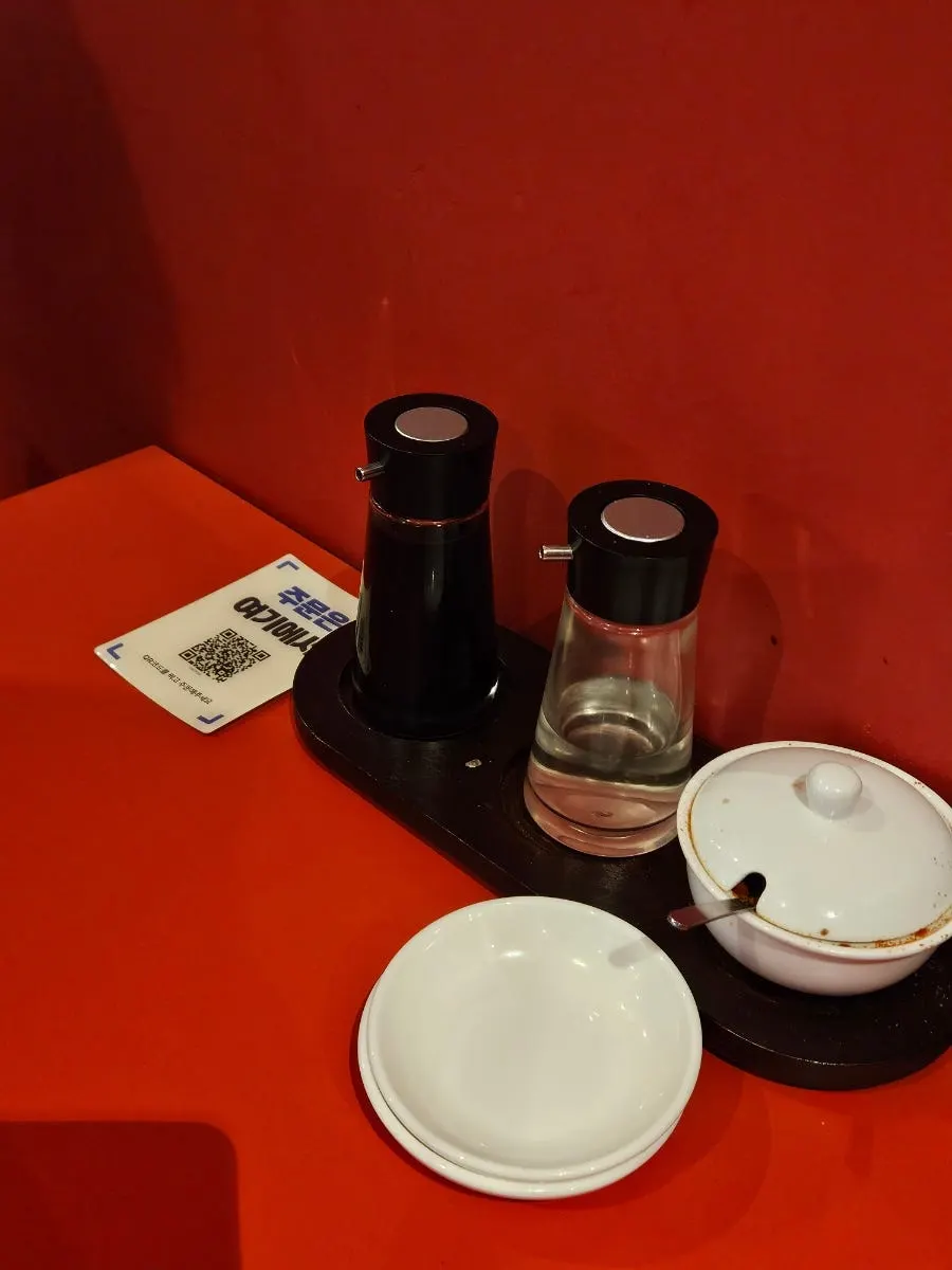 醤油と酢が基本セットされたテーブル
