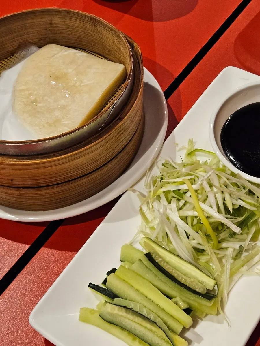 モチモチの薄餅と新鮮な野菜の皿