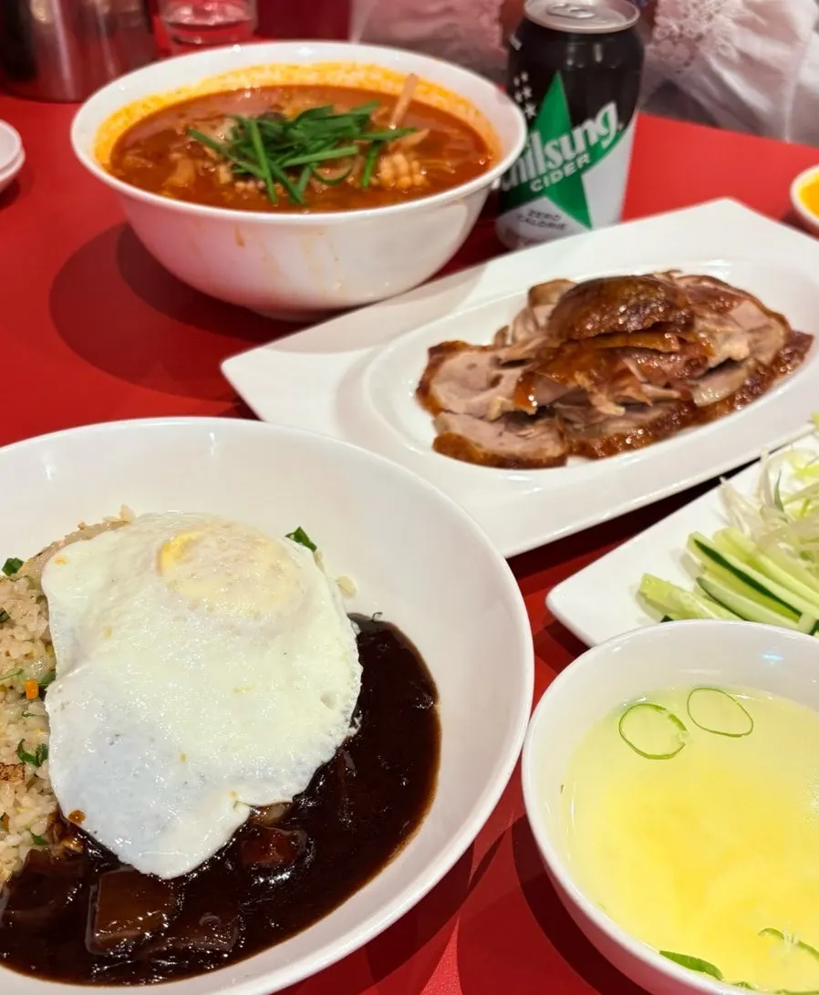 북경오리 반마리 세트가 차려진 테이블