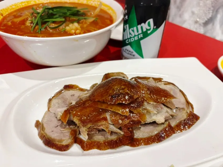 먹기 좋게 썰려 나온 북경오리 접시