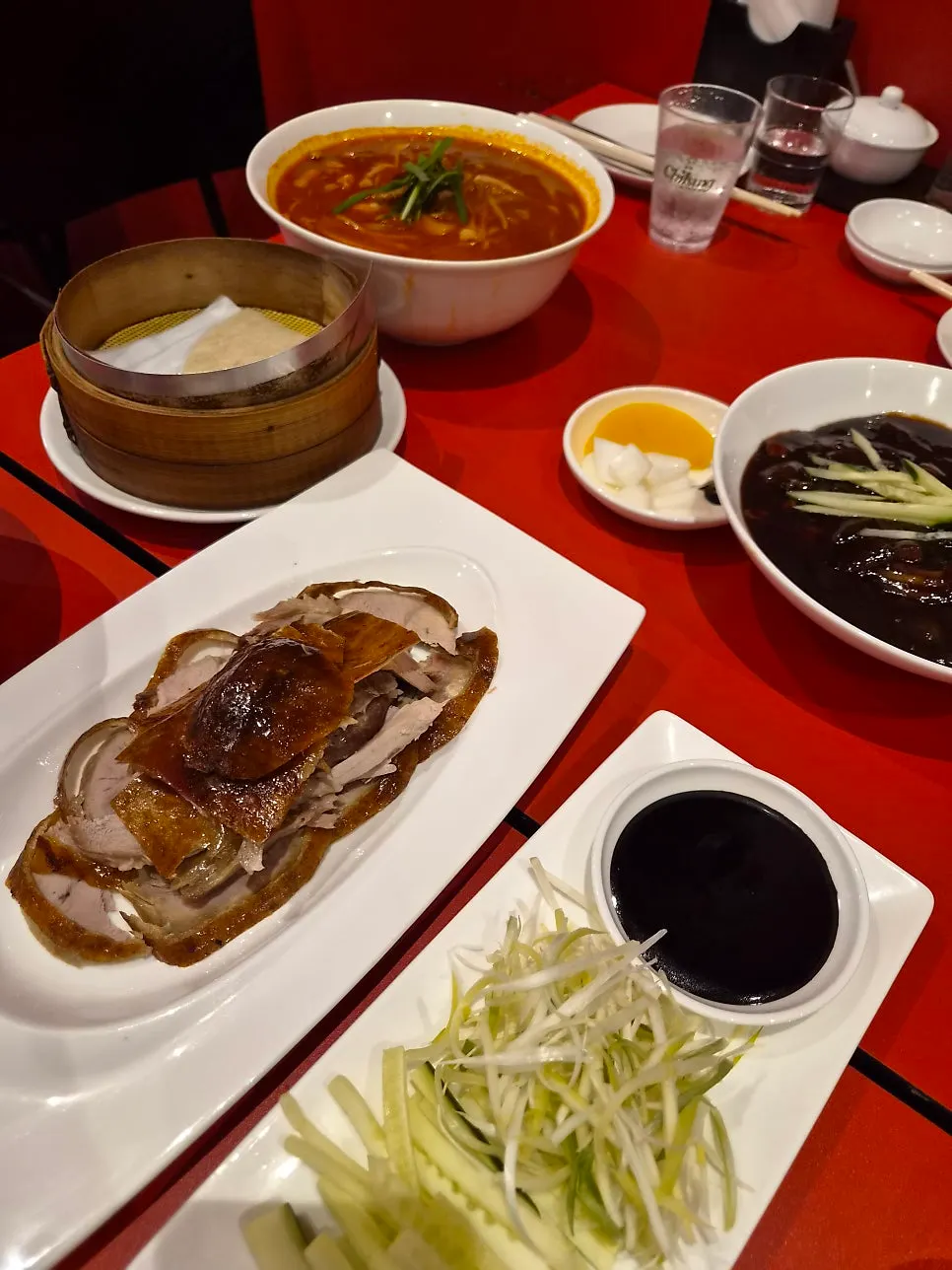 베이징덕 세트 주문 후 세팅된 테이블