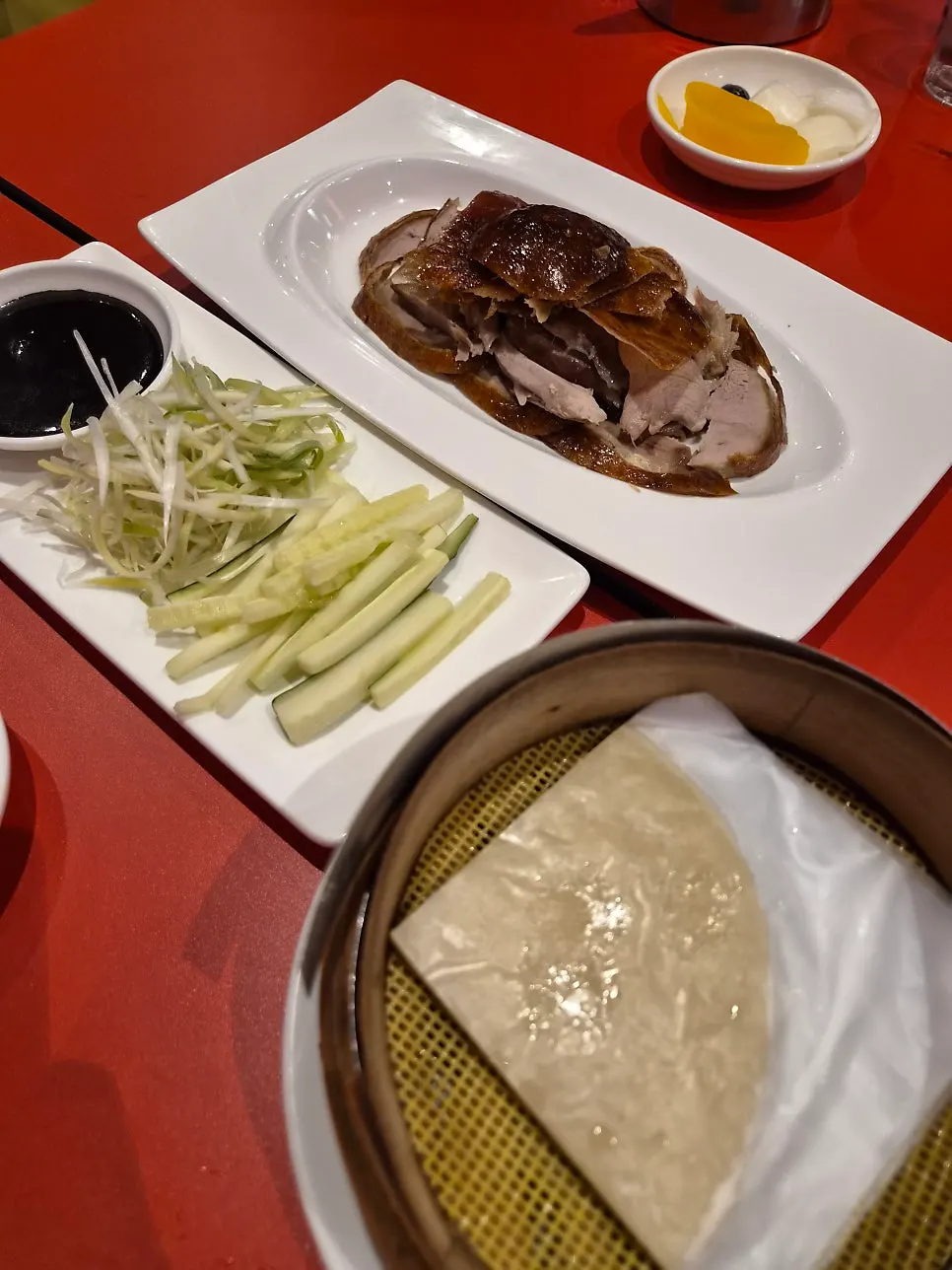 오이와 파채, 소스가 함께 나온 북경오리 한 접시