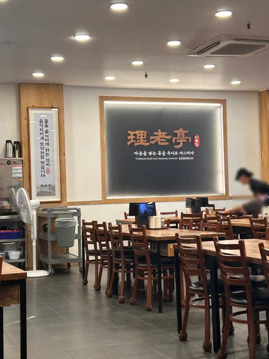 룸과 홀로 나뉜 매장 공간