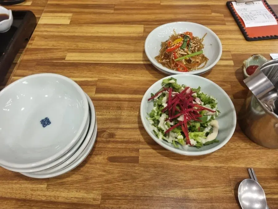 수육과 밑반찬, 추어튀김 상차림