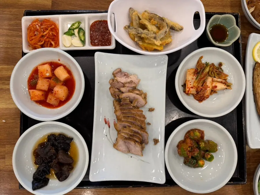 고등어 두 마리가 담긴 접시