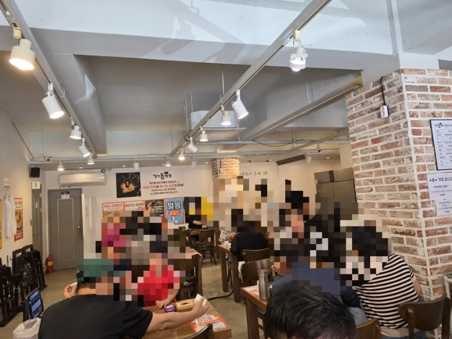 4인 테이블이 놓인 밀양돌짬뽕 내부