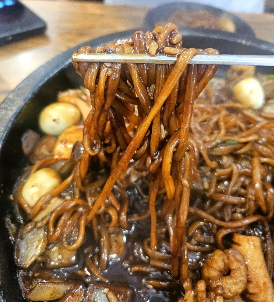 돌판 위에서 끓고 있는 누룽지 돌판 짜장