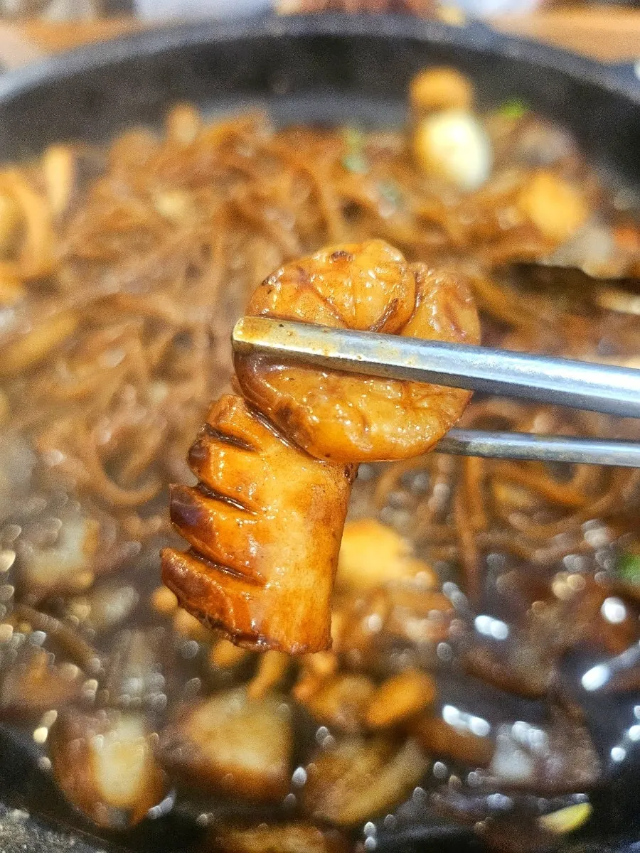 돌짜장 위에 올라간 해물과 메추리알