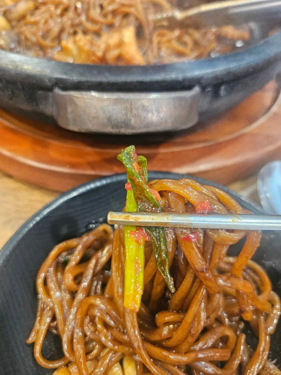 고춧가루를 뿌린 돌판 짜장