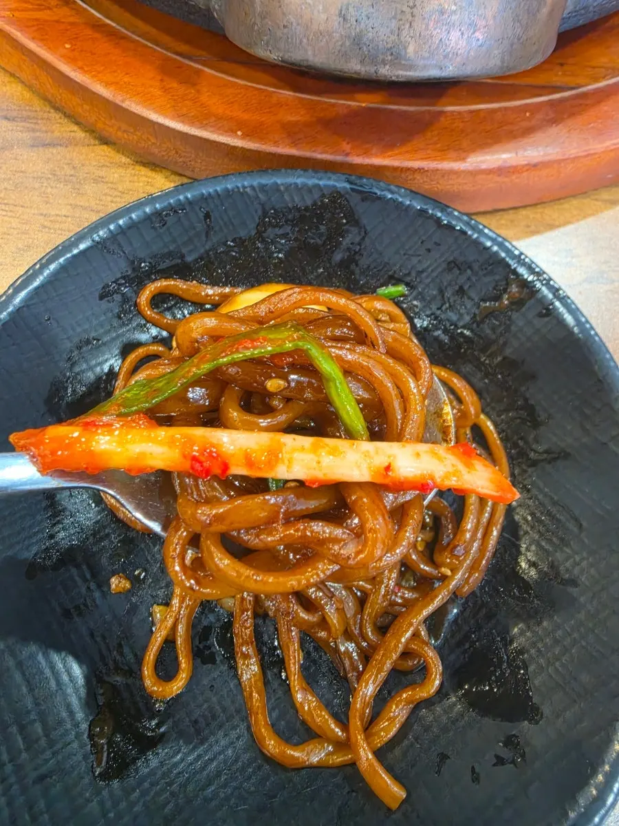 새우와 오징어를 함께 집어 올린 돌짜장
