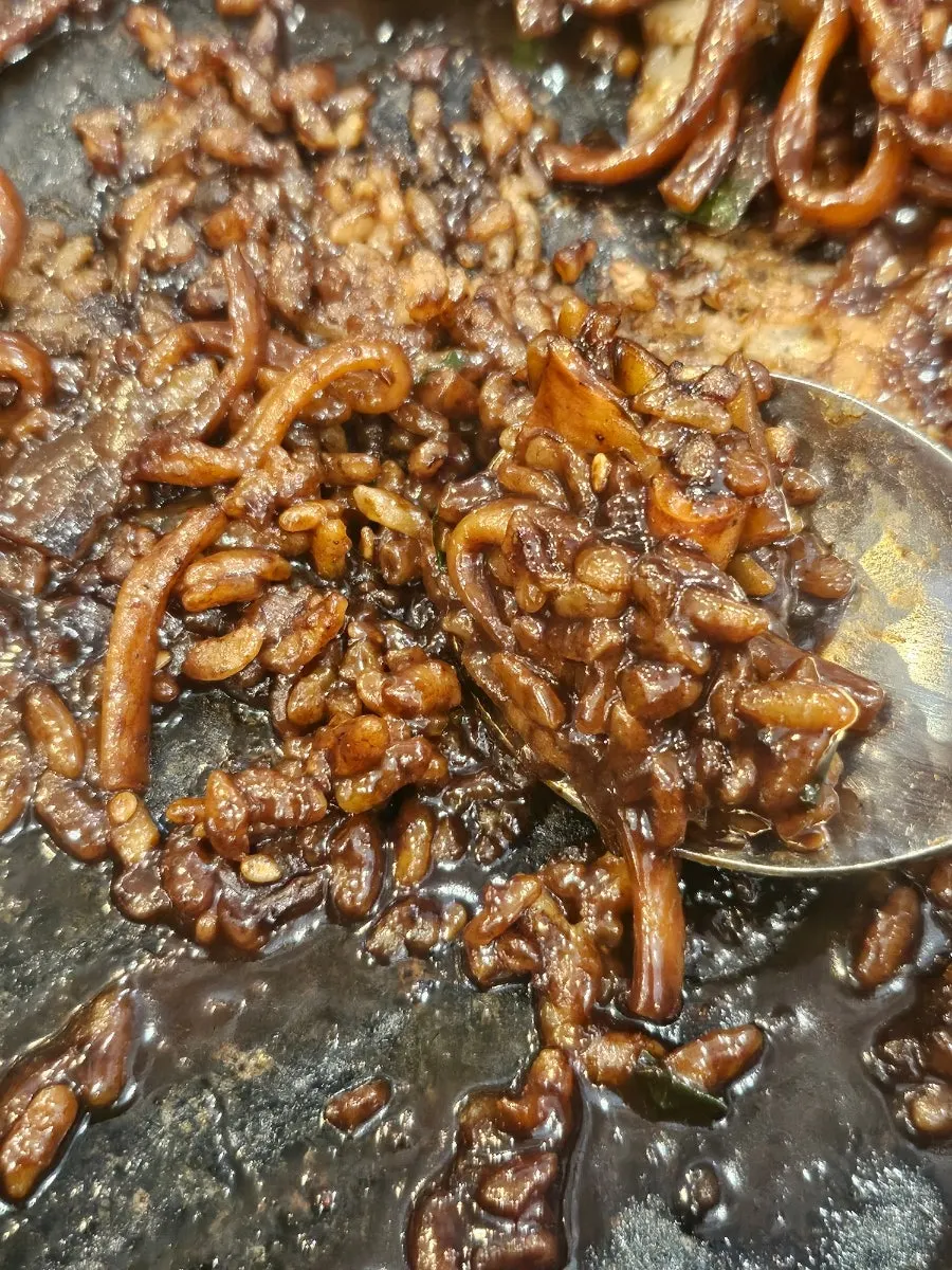 돌짜장과 함께 나온 파김치