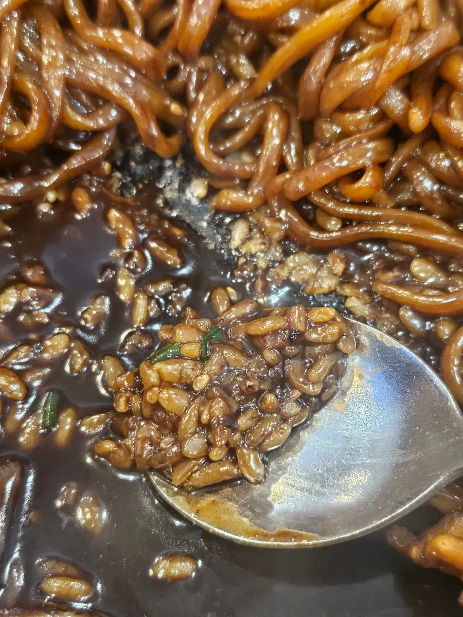 파김치를 올려 먹는 돌판 짜장면