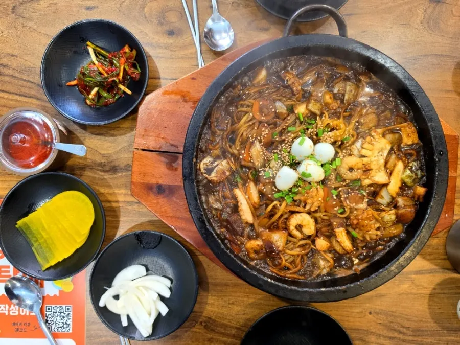 돈가스소스와 칠리소스를 곁들인 탕수육