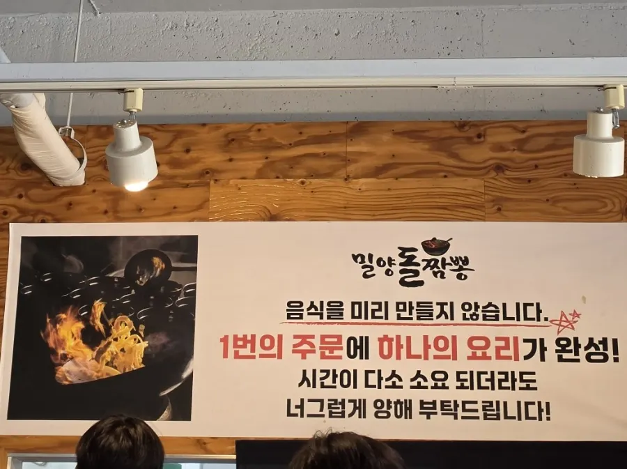 후식으로 준비된 요구르트와 커피