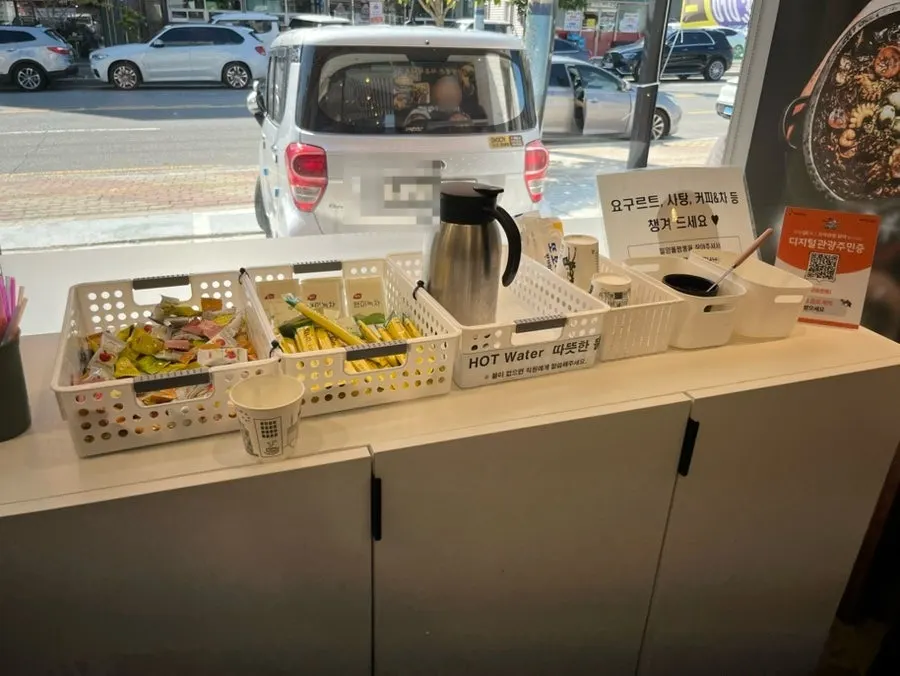 入口のヨーグルトとミックスコーヒーコーナー