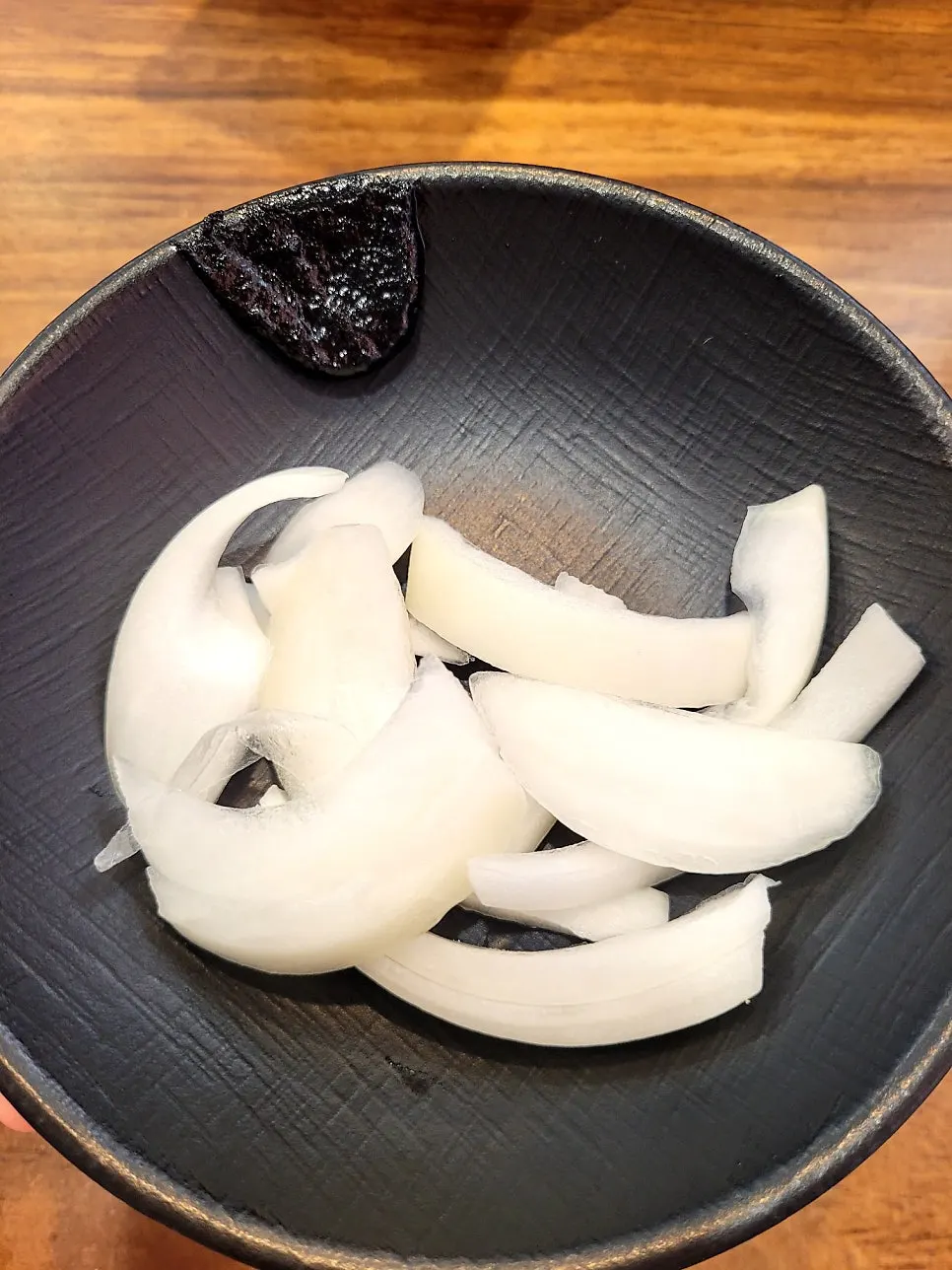 Basic side dishes of onion and pickled radish