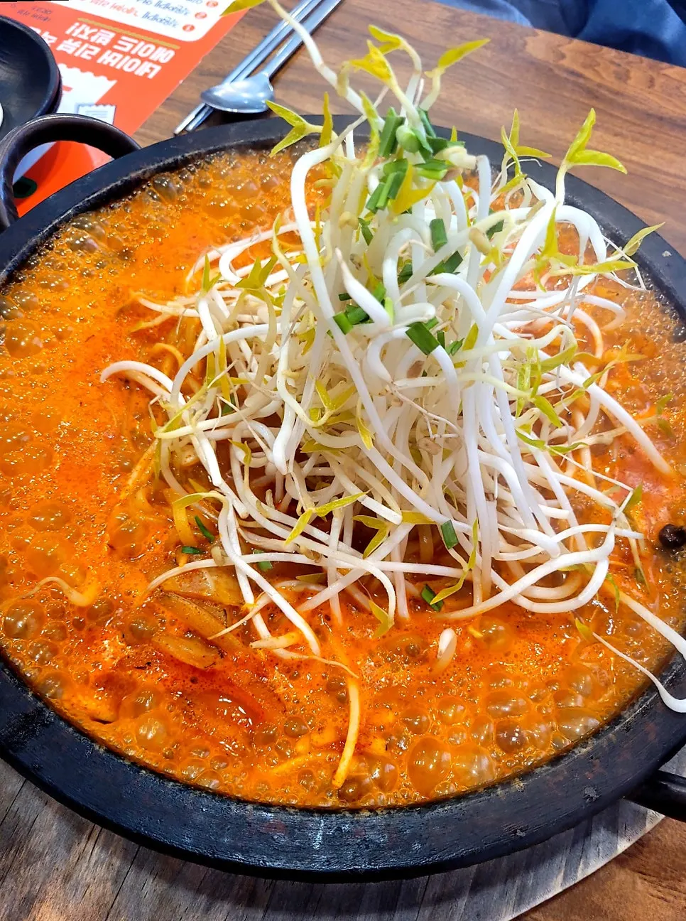 Nurungji dolpan jjamppong piled high with bean sprouts