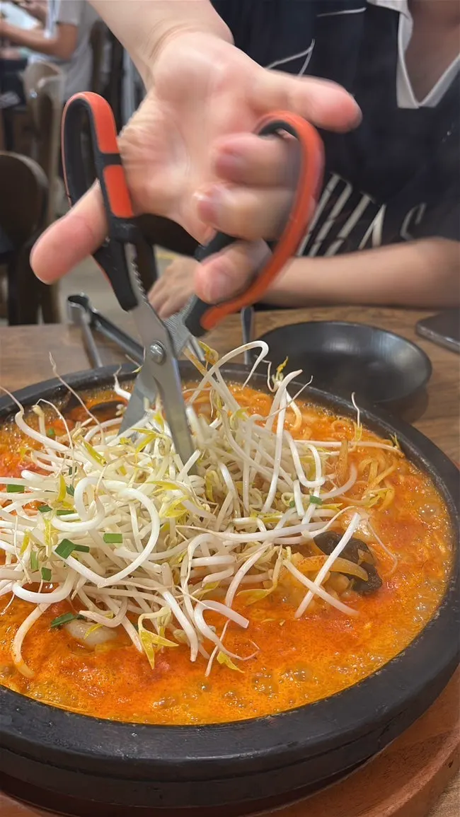 Scorched-rice stone-plate jjamppong served in a stone bowl