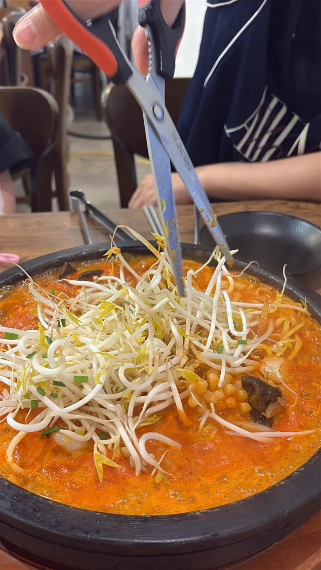 Close-up of the sizzling stone-plate jjamppong