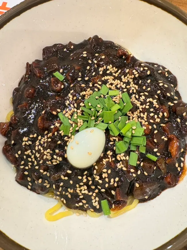 Lifting up the springy jjamppong noodles