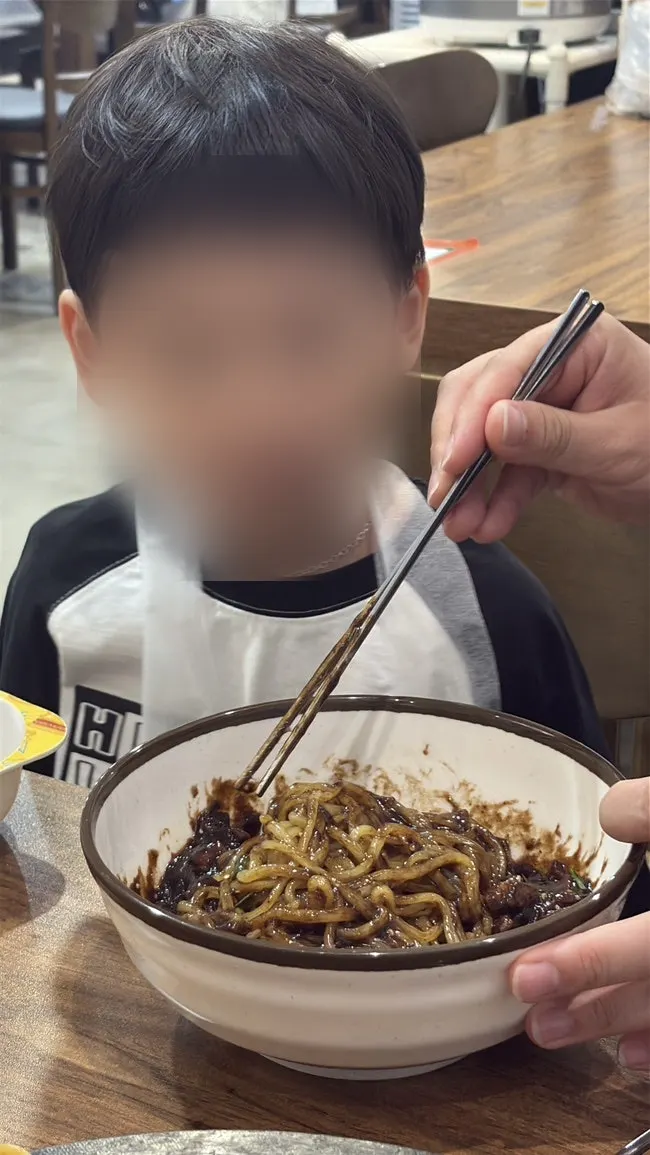 The kids' jajangmyeon mixed together