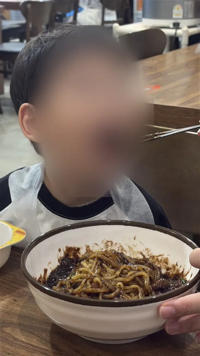 A child eating the kids' jajangmyeon