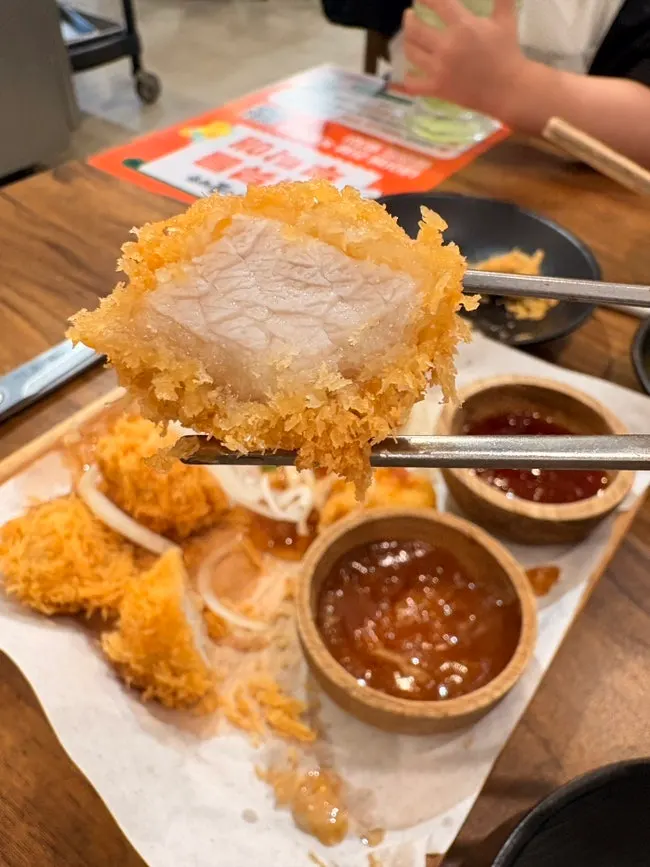 Broth and seafood toppings in the stone-plate jjamppong