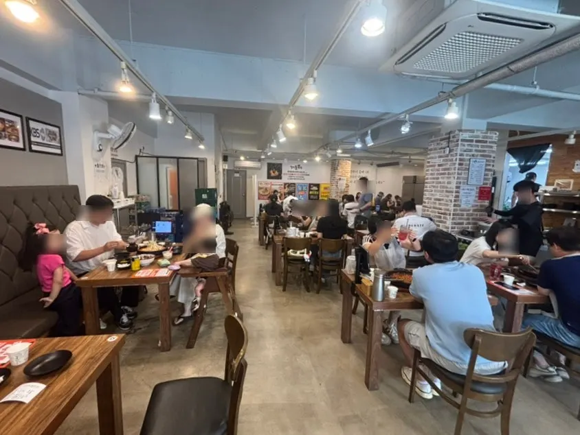 Well-spaced dining seats at Milyang Dol Jjamppong