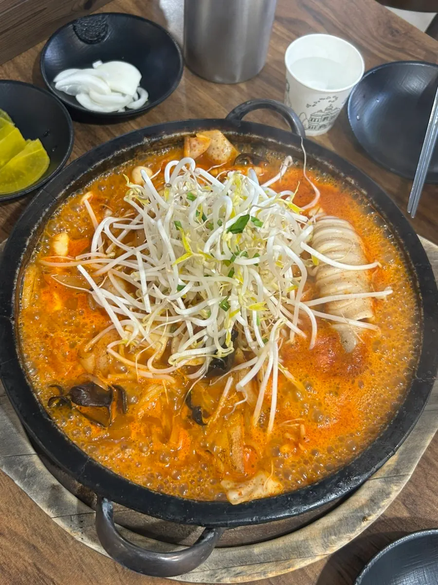 김이 오르는 돌판 돌짬뽕 한 그릇