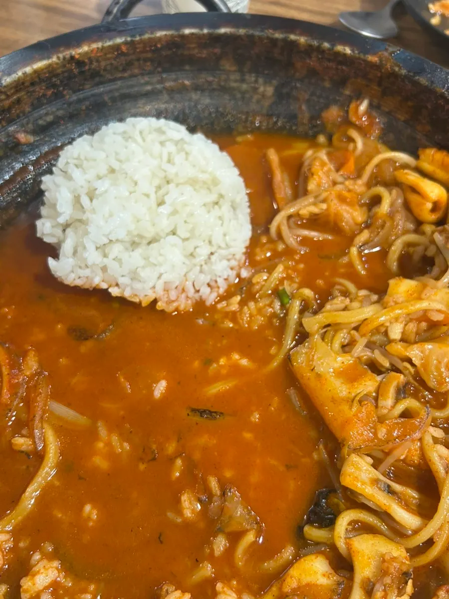 돌판 바닥 누룽지를 긁는 모습