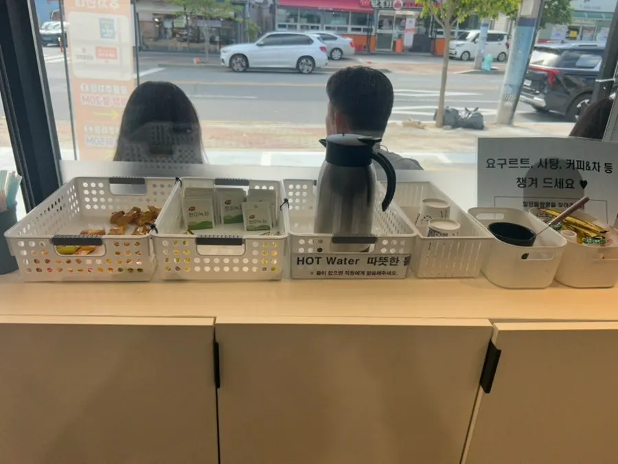 출입구 쪽 요구르트와 셀프 음료 코너