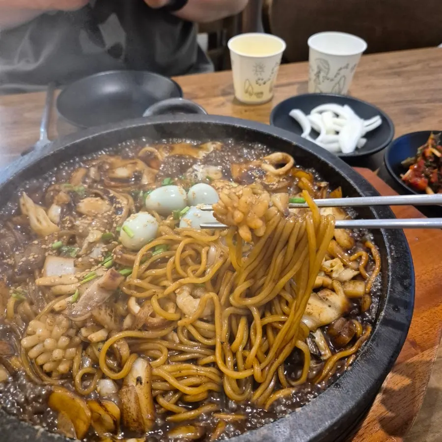 Dol-jjajang with seafood and meat