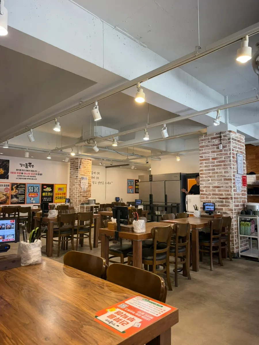 Spacious interior of Milyang Dol Jjamppong