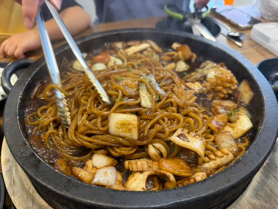 Stone-plate scorched-rice jajangmyeon arriving sizzling on the hot plate