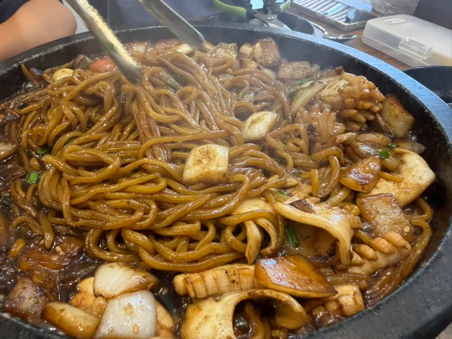 Mixing the noodles of the scorched-rice jajangmyeon