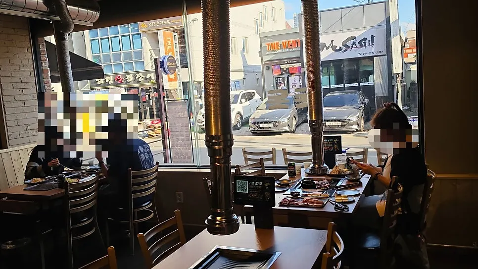 요즘 느낌 나는 돗돗 밀양본점 홀 인테리어