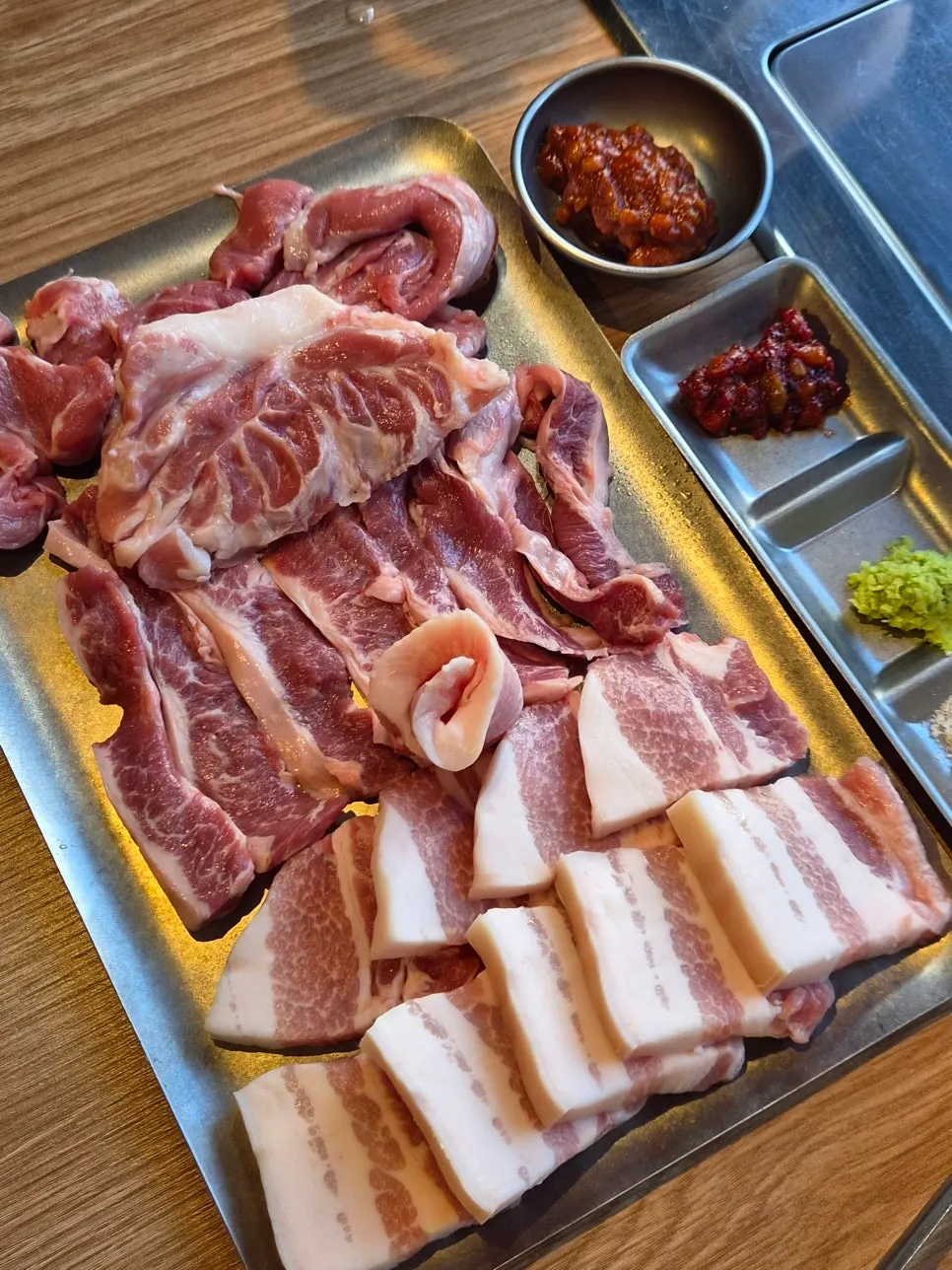 매장에서 고기 손질하는 모습